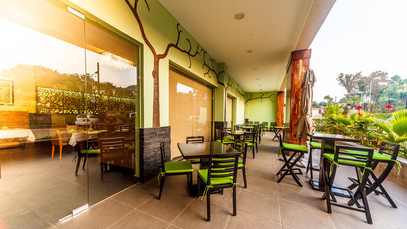 Best Western Premier Garden Hotel Ентебе Екстериор снимка
