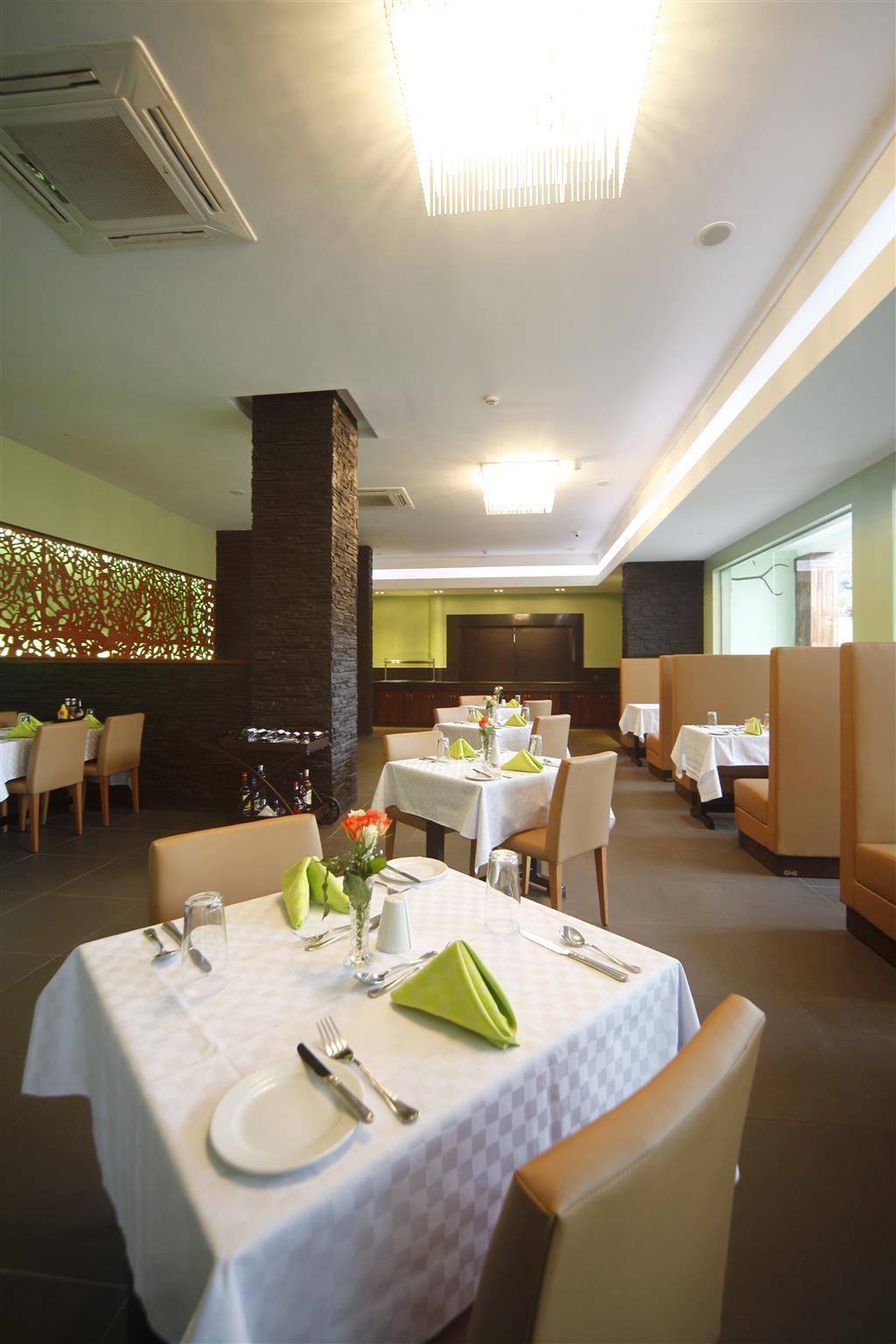 Best Western Premier Garden Hotel Ентебе Екстериор снимка