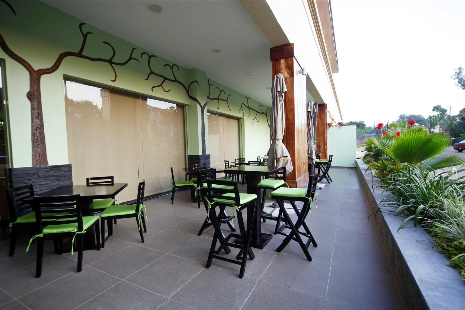 Best Western Premier Garden Hotel Ентебе Екстериор снимка