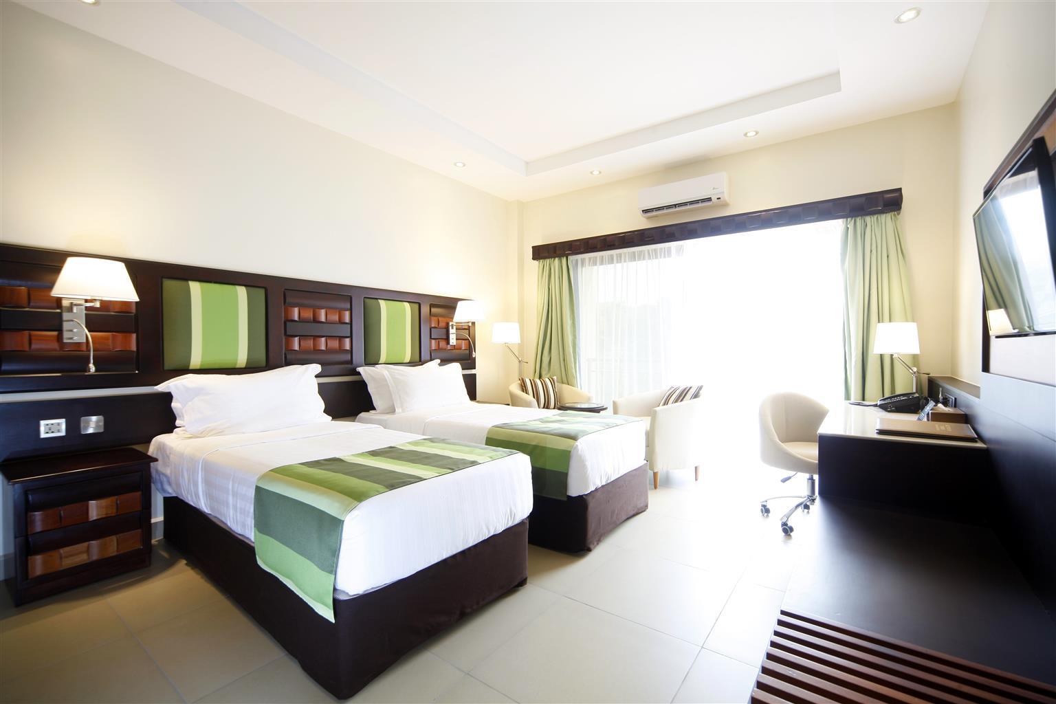 Best Western Premier Garden Hotel Ентебе Екстериор снимка