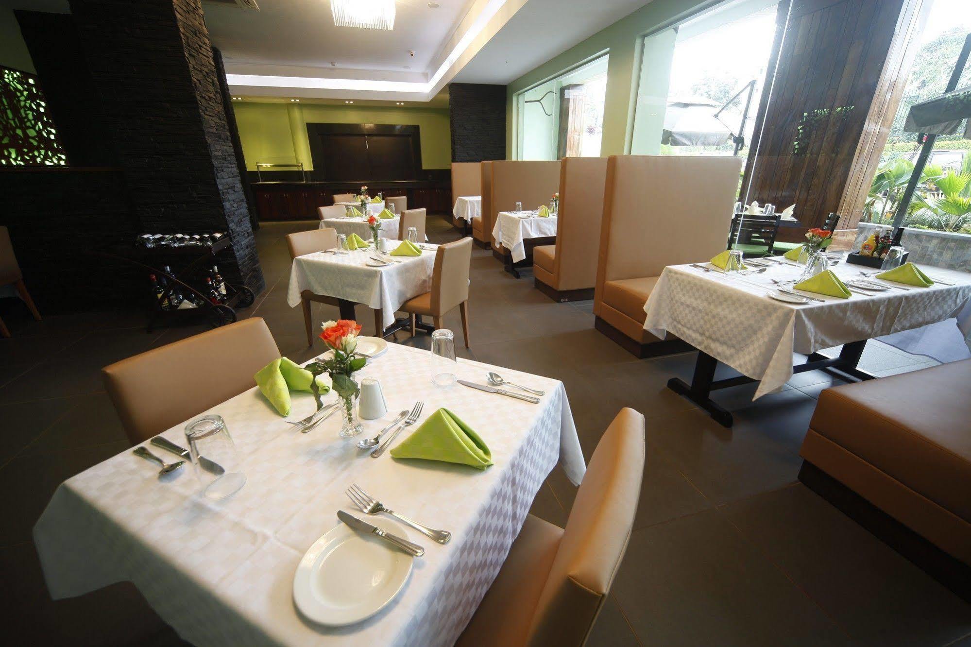 Best Western Premier Garden Hotel Ентебе Екстериор снимка