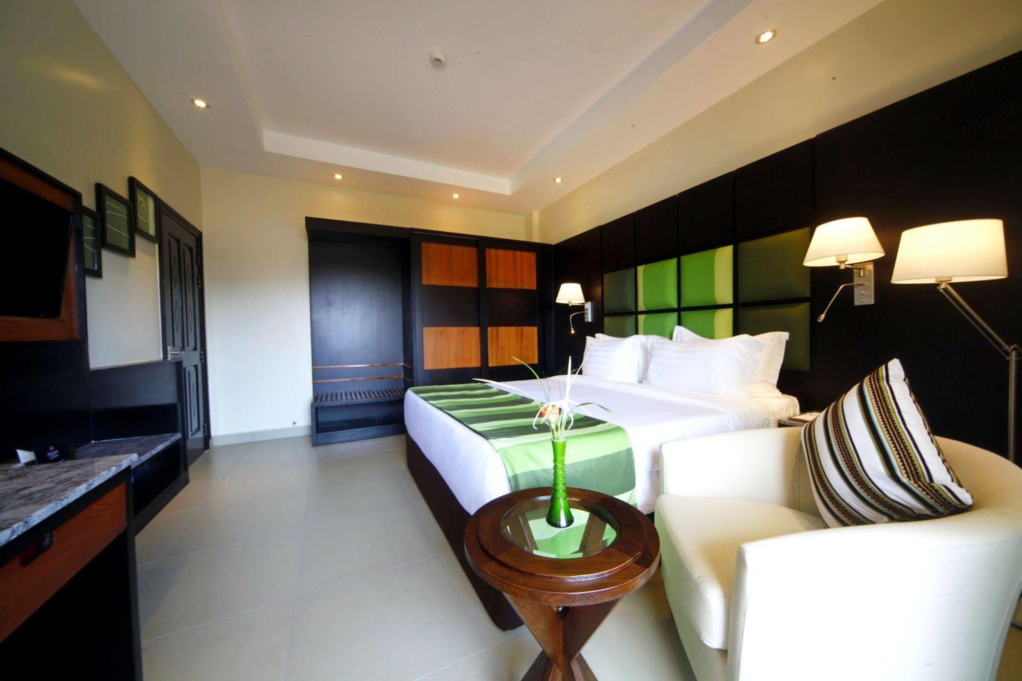 Best Western Premier Garden Hotel Ентебе Екстериор снимка