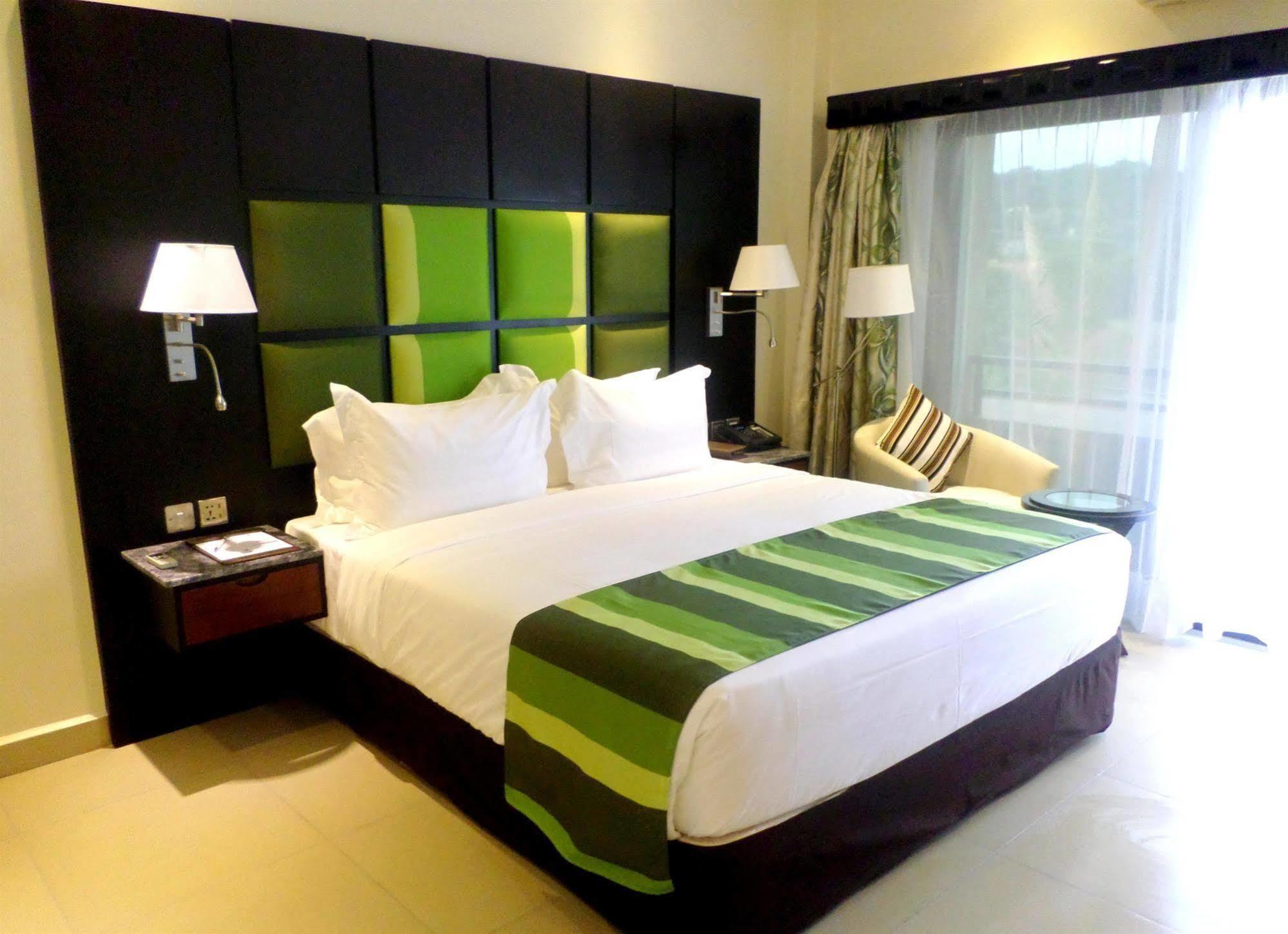 Best Western Premier Garden Hotel Ентебе Екстериор снимка
