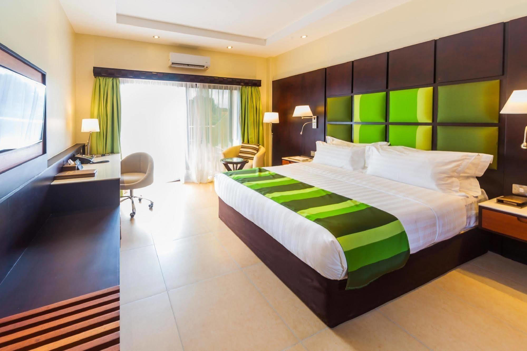 Best Western Premier Garden Hotel Ентебе Екстериор снимка
